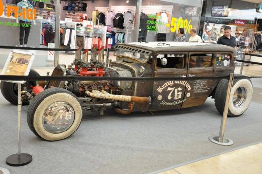 2015. májusában Szegeden az Árkádban az Oldtimer Kiállításon is feltűnt a Hot Rod, nagyon sokan időztek mellette ő pedig büszkén állta a fürkésző tekinteteket.
