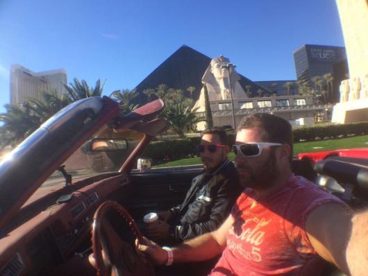 Megérkeztünk Vegasba és elahaldtunk a Luxor Las Vegas hotel és kaszinó mellett. A 30 emeletes szálloda, tulajdonosa és üzemeltetője az MGM Resorts International, a kaszinó 120.000 négyzetméteres, több mint 2000 nyerőgéppel és 87 asztali játékkal.