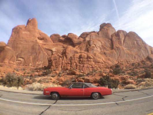 Itt éppen Moab-nál vagyunk. Moab egy város Grand megyében, Kelet- Utah, az Egyesült Államok nyugati részén. A lakossága 5046 fő Ez a megyeszékhely és a legnagyobb város Grand megyében. A város népszerű bázis a hegyi kerékpárosoknak, a terepjárósoknak akik rendszeresen jönnek az éves Moab Jeep Safari-ra.