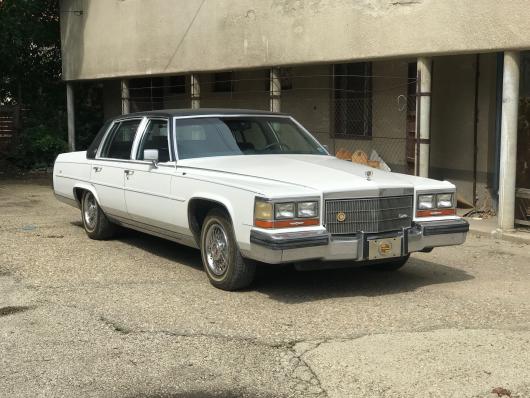 A Fleetwoodról röviden:
A Cadillac Fleetwood Brougham egy luxusautó volt, amelyet 1977 és 1986 között a Cadillac gyártott.
A Fleetwood Body Company-t Harry Urich alapította a XIX. Ez egy kis kézműves közösségként kezdődött, amelyet akkor Henry Fleetwood alapított, Penworthamból, az angliai Lancaster közeléből.
A „Brougham” nevét Henry Brougham brit államférfinak köszönheti. A Cadillac először 1916-ban használta ezt az elnevezést egy zárt 5-7 utasos szedán karosszéria megjelölésére.
1985-re a Cadillac vadonatúj elsőkerék-meghajtású platformot vezetett be a DeVille és a Fleetwood modellekben.
1986-ra egy HT-4100 V8 Oldsmobile 5.0 L motor került a Fleetwood Brougham-ba.
Az autót lefotóztuk érkezéskor.