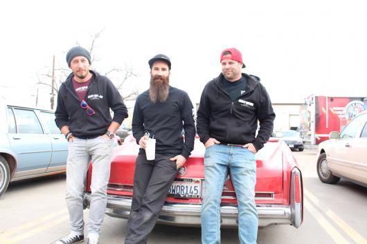 Meglátogattuk a Gasmonkey- Garage-t is, ahol Aaronnal pózoltunk is egyet a Cadillac csomagtartójánál.