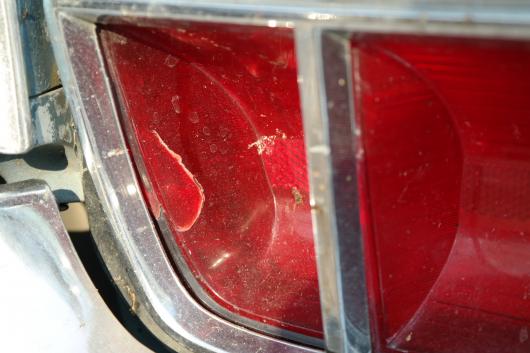 A lámpabúrák is repedezettek....
Összeségében egyébként nagyon jó állapotban van az autó, keveset kell vele foglalkoznunk, hogy OT-minősítést kapjon.