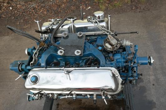 Az időjárás is a kedvünkben járt, így a motormosást könnyen elvégezhettük kint az udvaron, először motormosó Brigéciollal mostuk át...