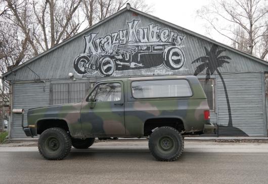 Itt találunk egy 6.2 Detroit Diesel V8 motort, nagyon bivaly.
A logóval díszített műhelyünk előtt is lőttünk pár látványos fotót.